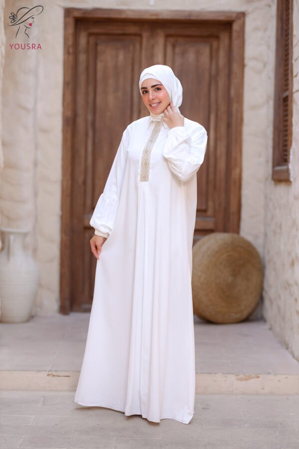 عباية حريمي موديل يسرا بالياقة شريط ذهبي