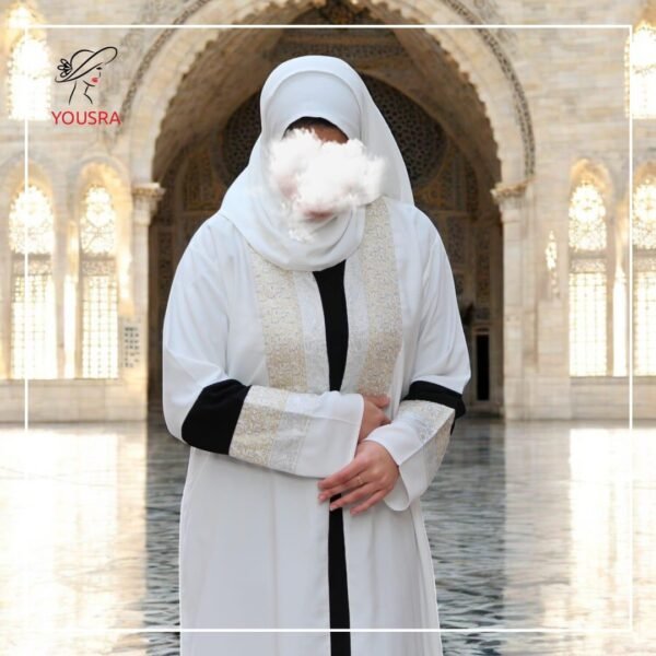 عباية حريمي بكلفة ذهبي و شريط اسود