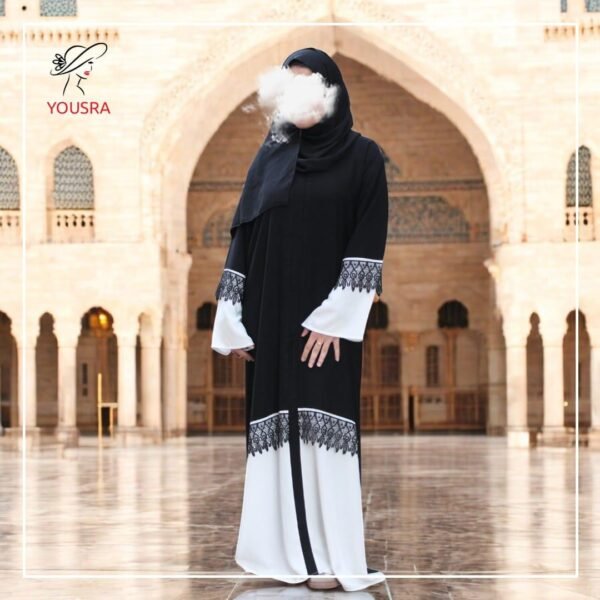 عباية حريمي اسود مطعم ابيض كلفة علي الاسورة